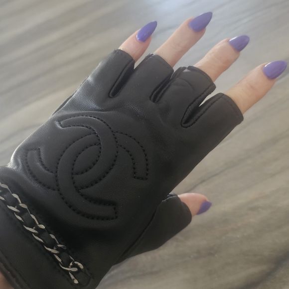Black Leather CC Chain Detail Fingerless Gloves. Includes Box.& Special Gift - Picture 5 of 5